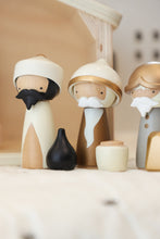 The Rescuer - Traditional Nativity Set, 17 pieces